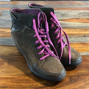 Tsubo Chocolate Suede Lace Up Booties